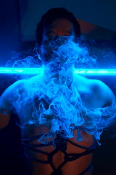 霓虹灯下，蓝色烟雾笼罩着一个人，营造出一种神秘而梦幻的氛围