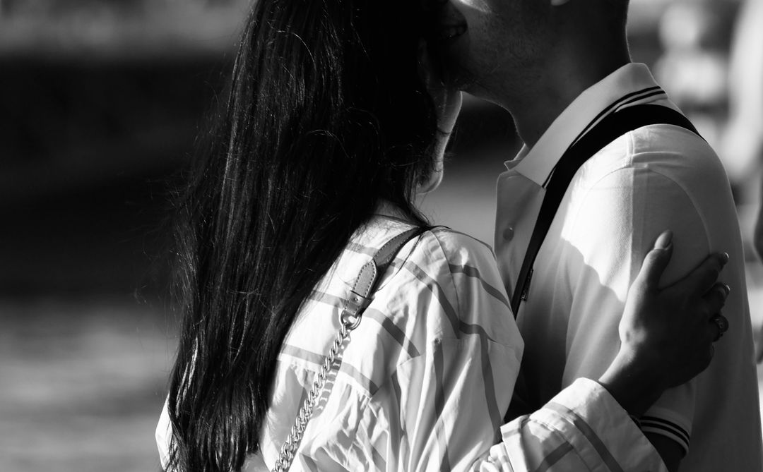 Online dating: starting a conversation on a niche platform