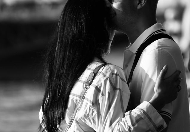Online dating: starting a conversation on a niche platform