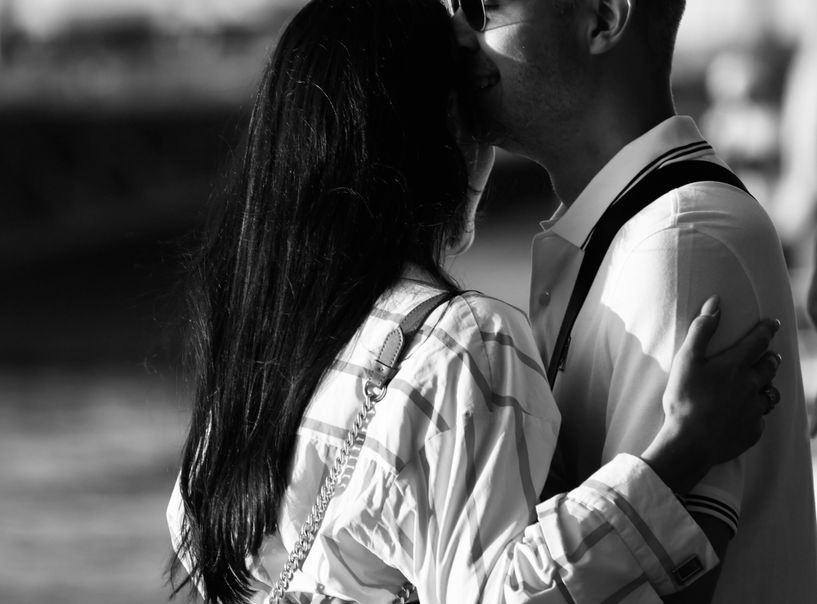 Online dating: starting a conversation on a niche platform
