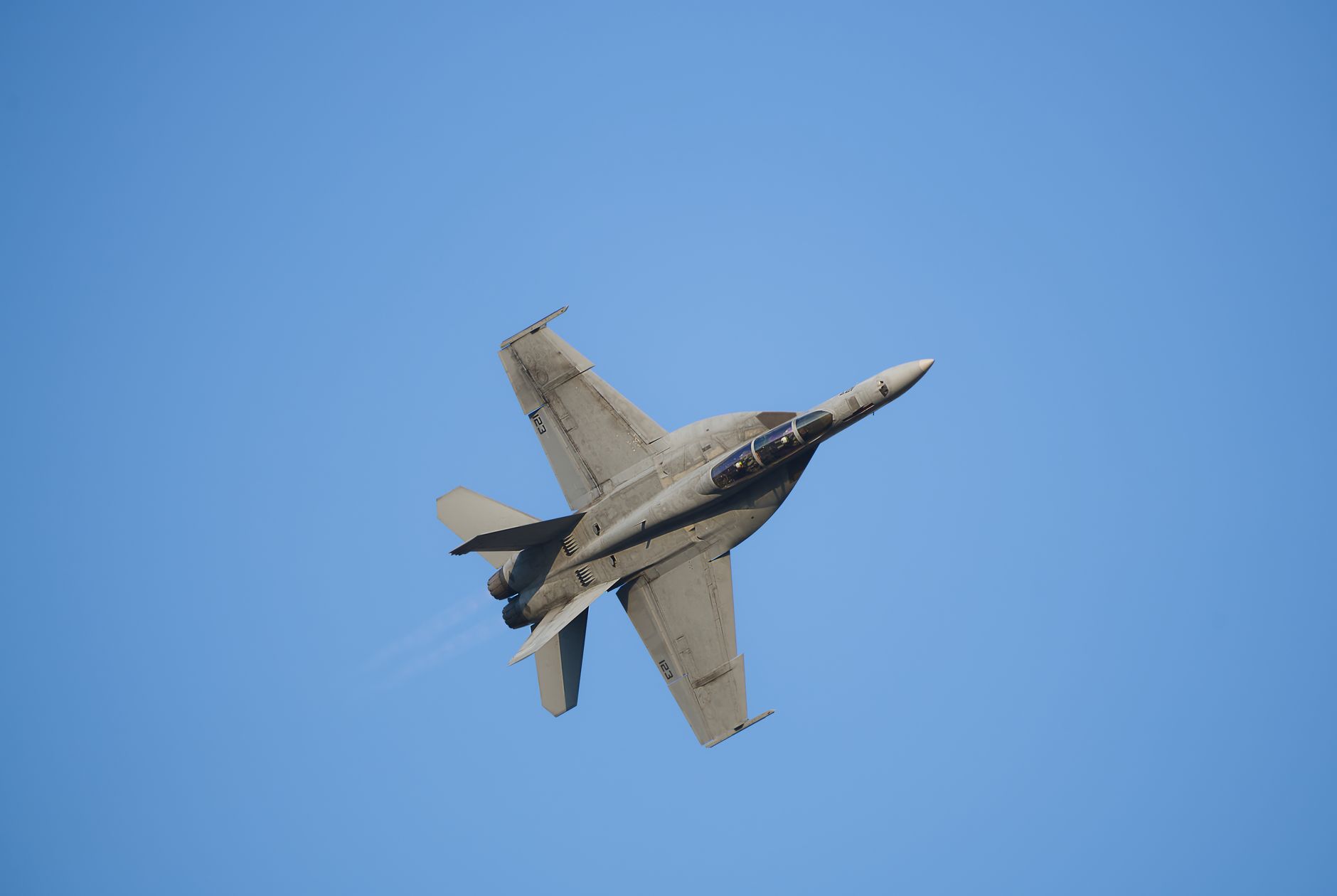 Hogesnelheidsmilitaire jet die door de lucht vliegt en acrobatiek uitvoert.