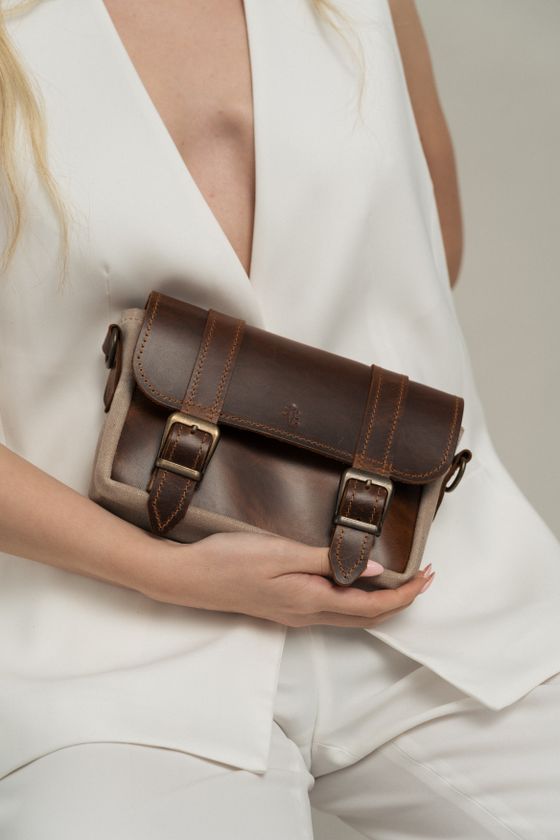 Crossbody bag worn over the shoulder, photo by Gül Işık on Pexels