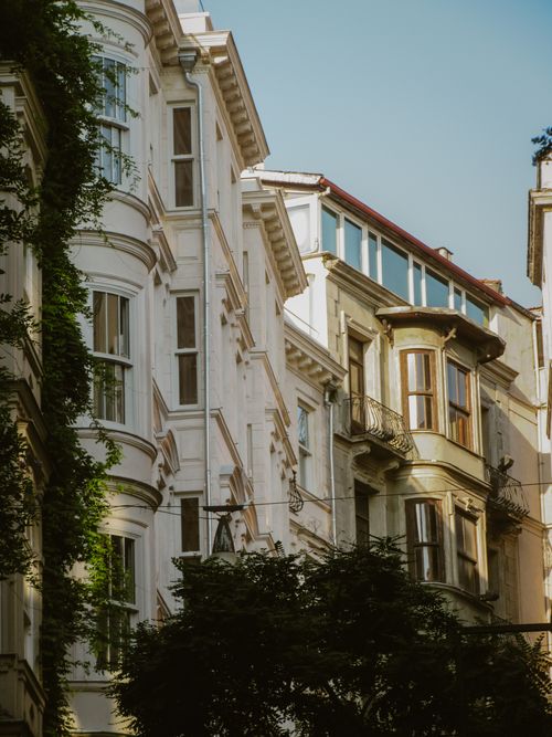 Free Beautiful view of historic buildings in İstanbul, showcasing classic urban architecture. Stock Photo