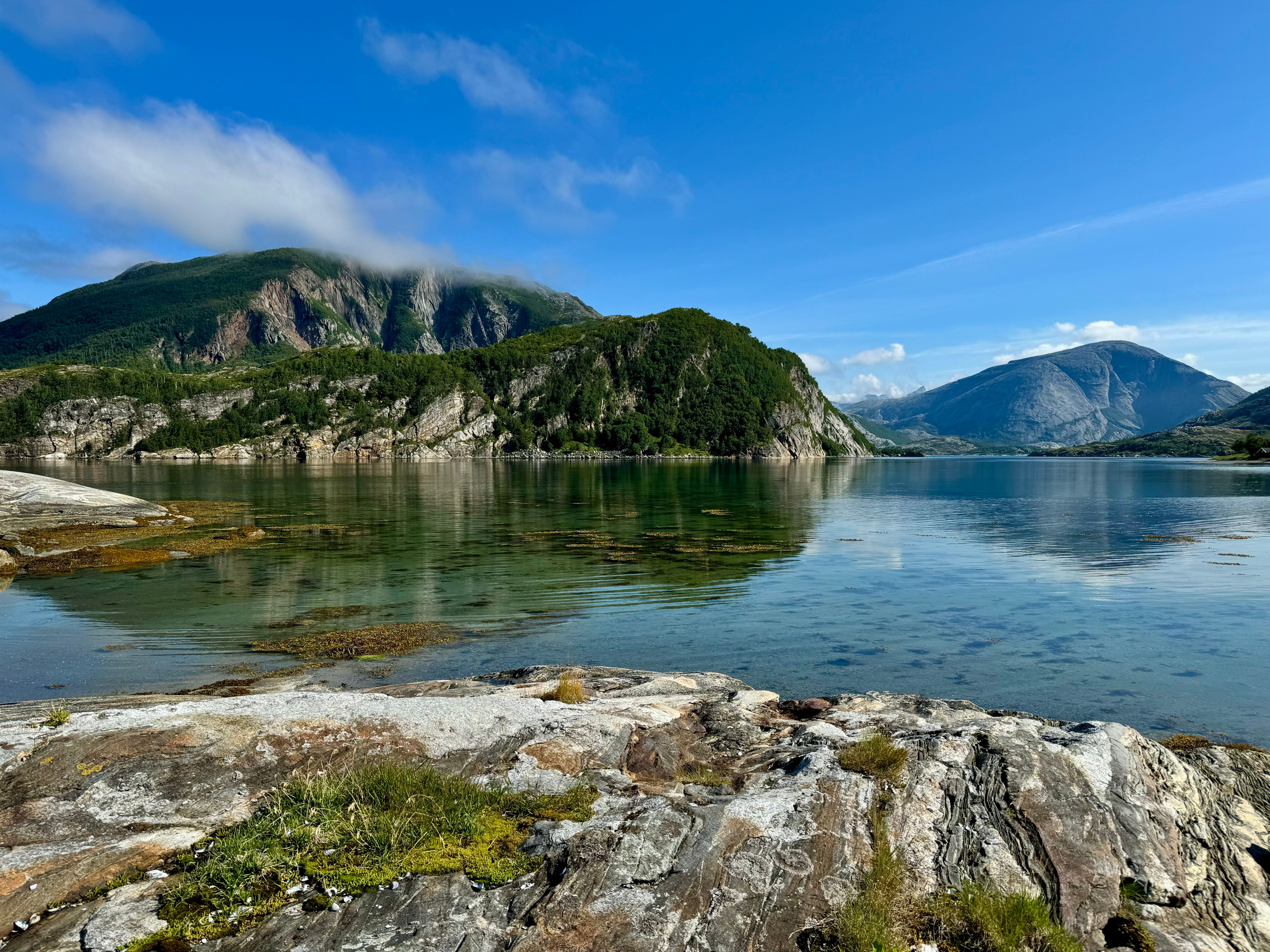 A body of water surrounded by mountains and rocks · Free Stock Photo