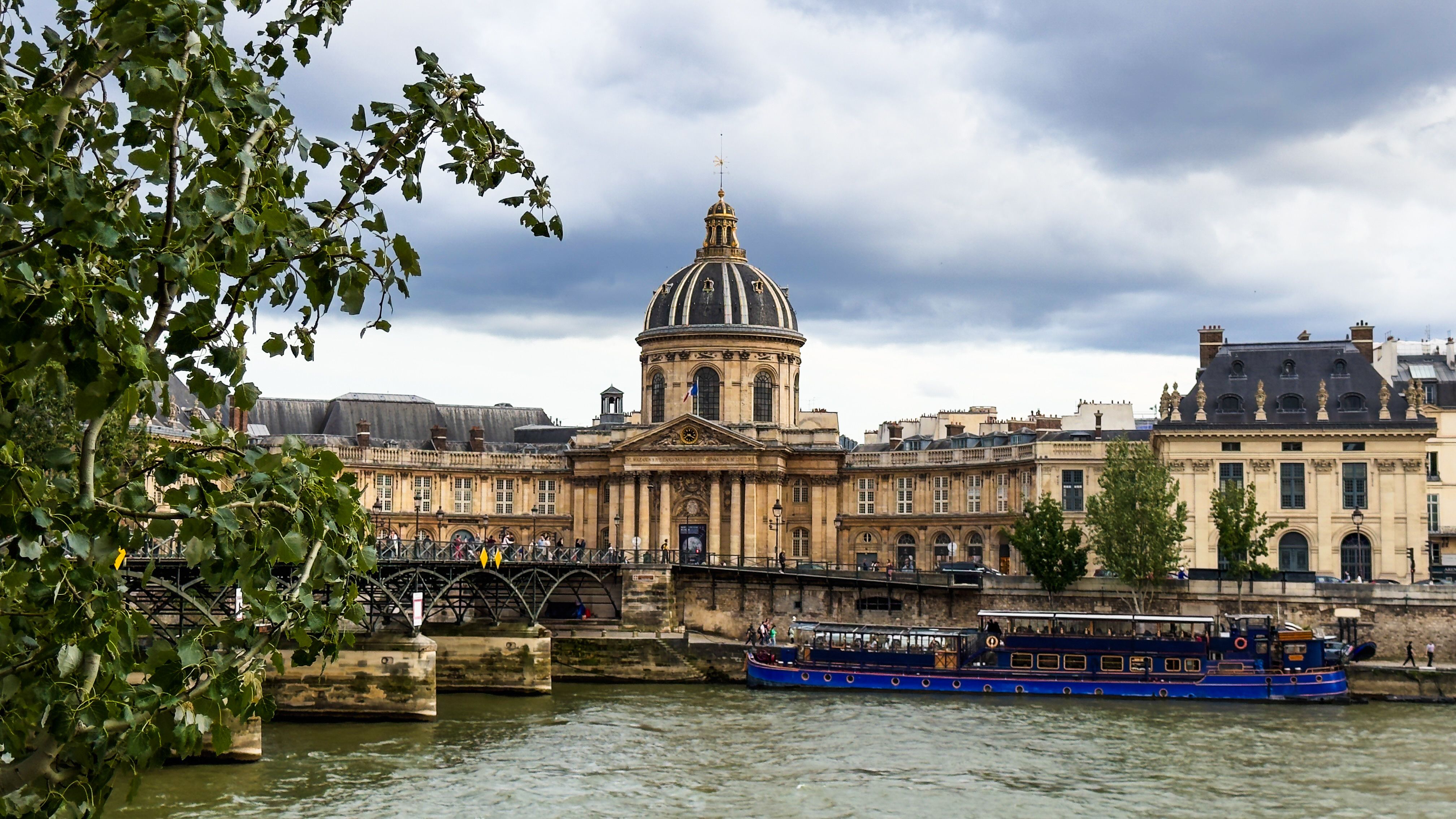 Capture of the iconic Pont des Arts and Institut de France along the Seine River in Paris.