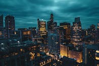 从空中俯瞰，芝加哥夜间明亮的天际线充满活力，展示了其标志性的摩天大楼