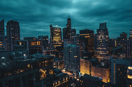 从空中俯瞰，芝加哥夜间明亮的天际线充满活力，展示了其标志性的摩天大楼