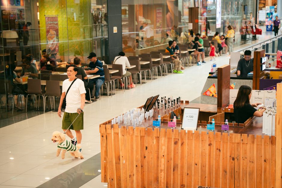 Galerie marchande animée avec des clients