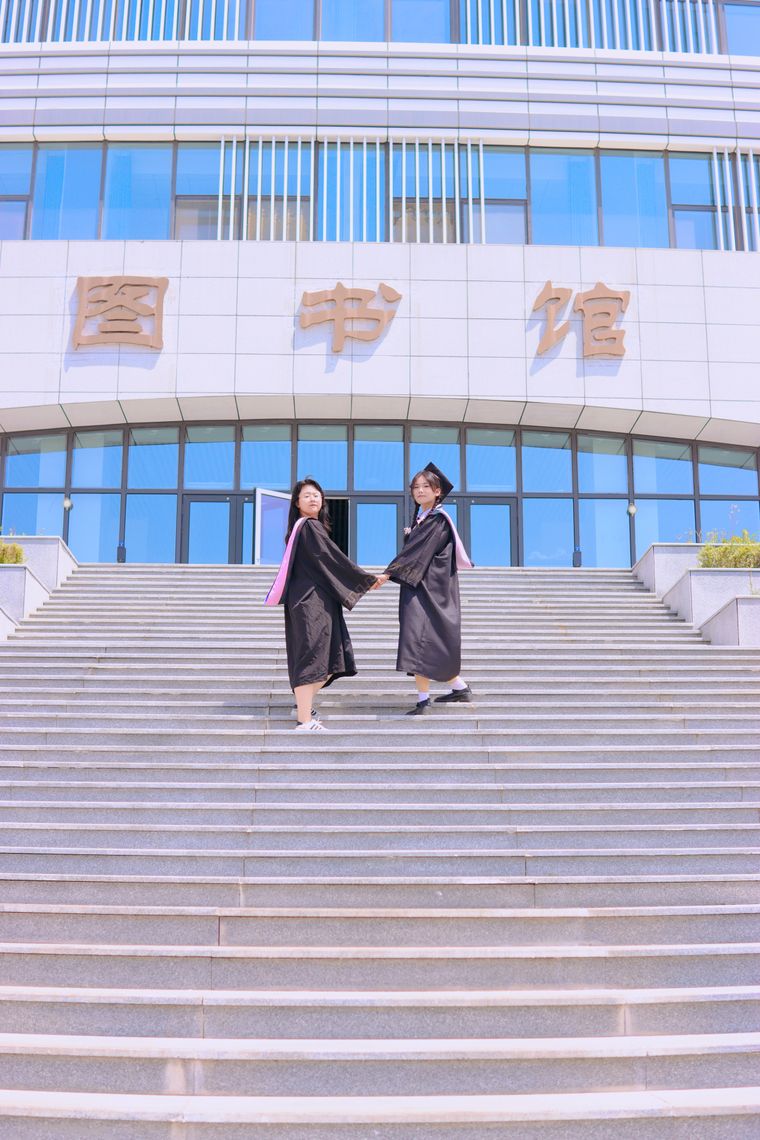 خريجون أمام مكتبة الجامعة