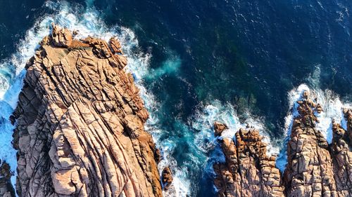 Free A stunning aerial view of rocky cliffs meeting the ocean in Perth, Australia, highlighting nature's beauty. Stock Photo
