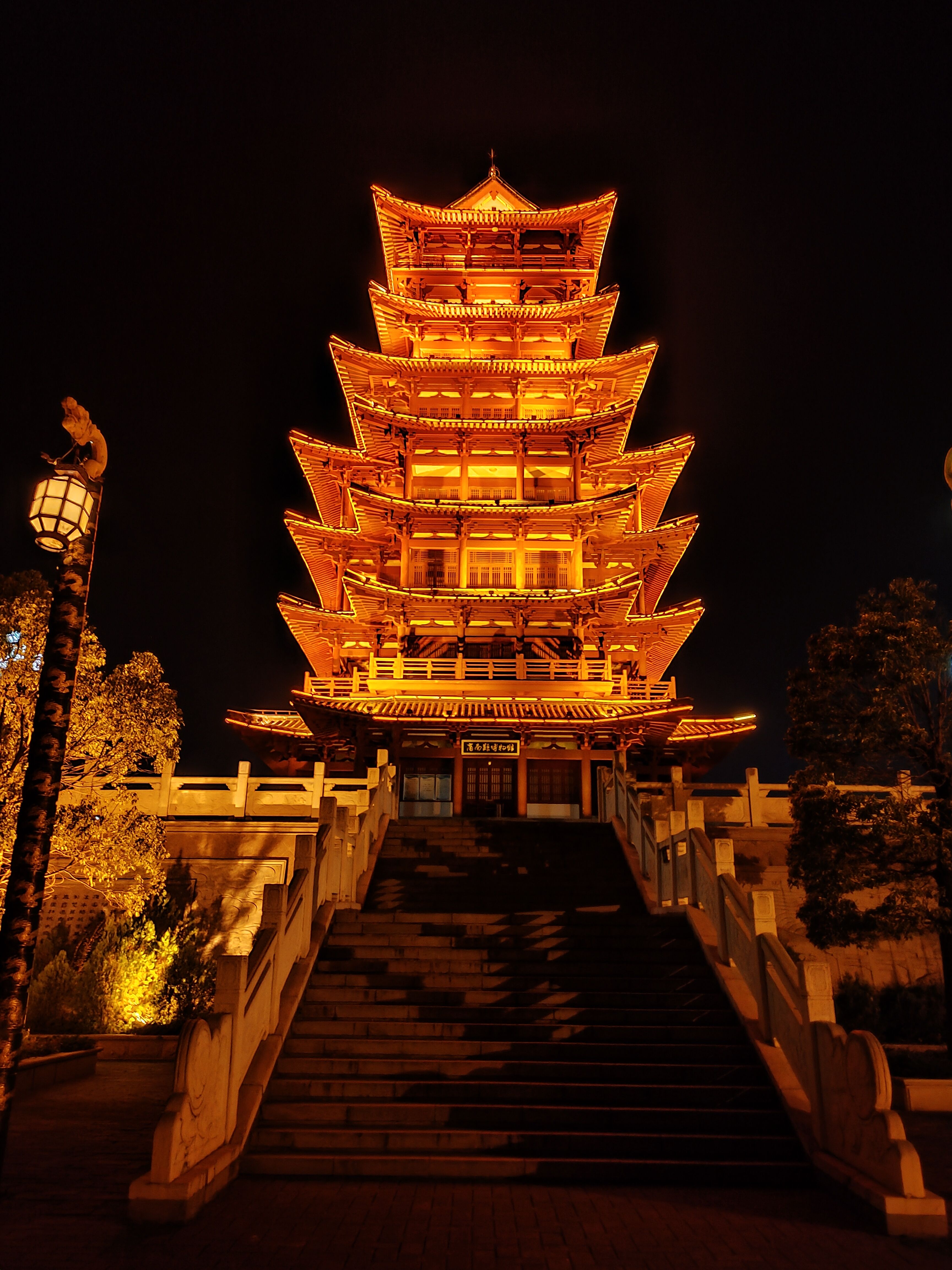 [ColoSach]-stunning-night-view-of-a-brightly-lit-pagoda-with-traditional-architectural-design.