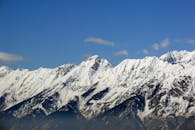 晴空下，白雪覆盖的山脉令人惊叹