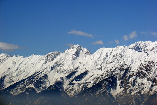 晴空下，白雪覆盖的山脉令人惊叹
