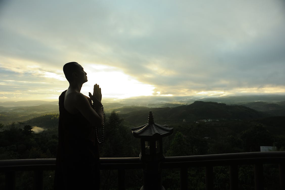 Mnich Trzymający Koraliki Modlitewne Na Całej Górze