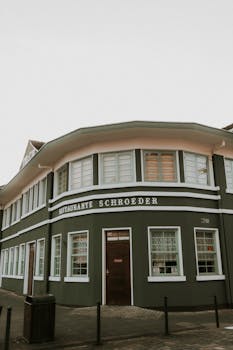 A vintage street corner view of Restaurante Schroeder with classic architectural design.