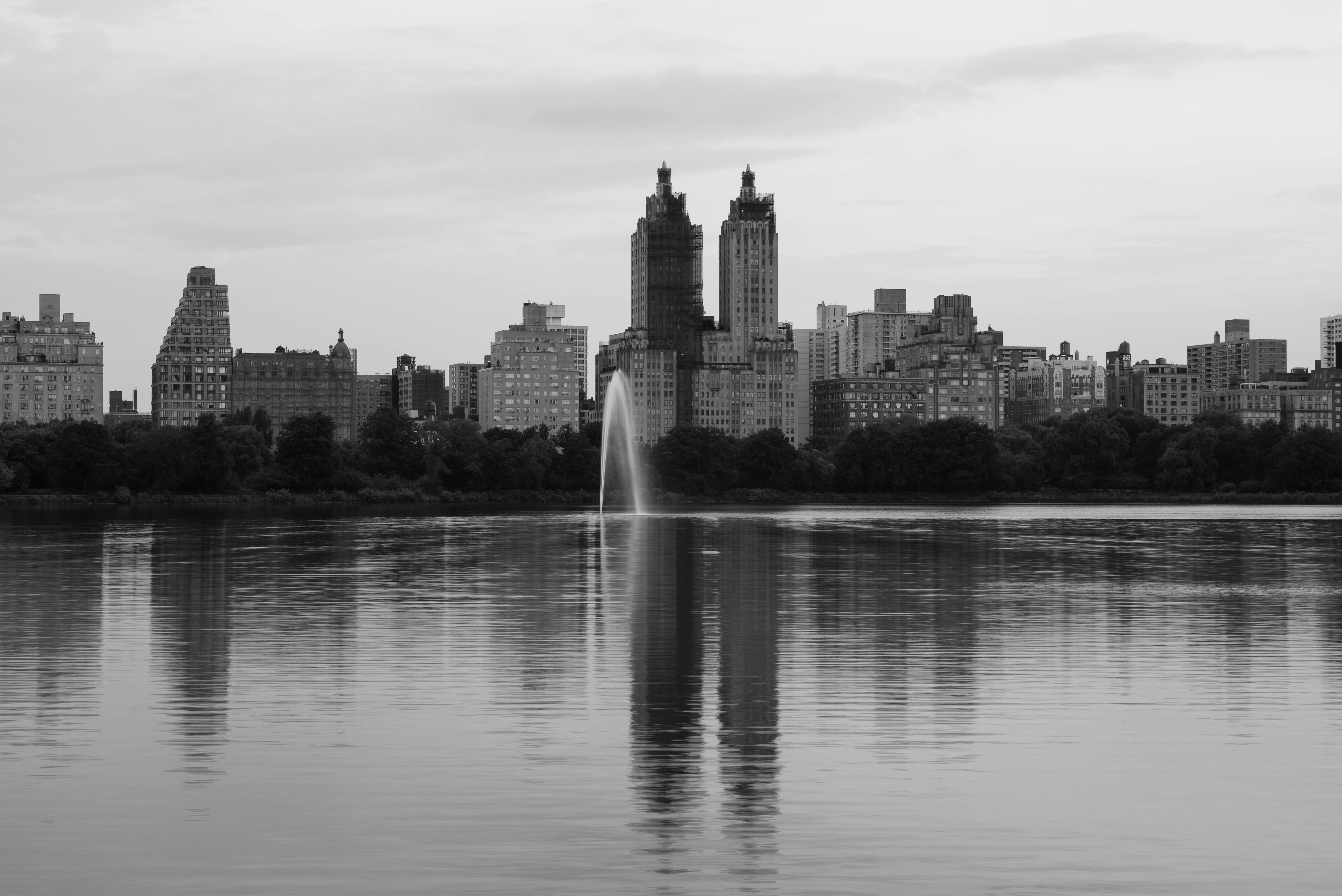 a black and white photo of a city skyline