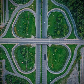 伊斯兰堡高速公路立交桥的航拍照片令人惊叹，展现了对称性与绿意盎然