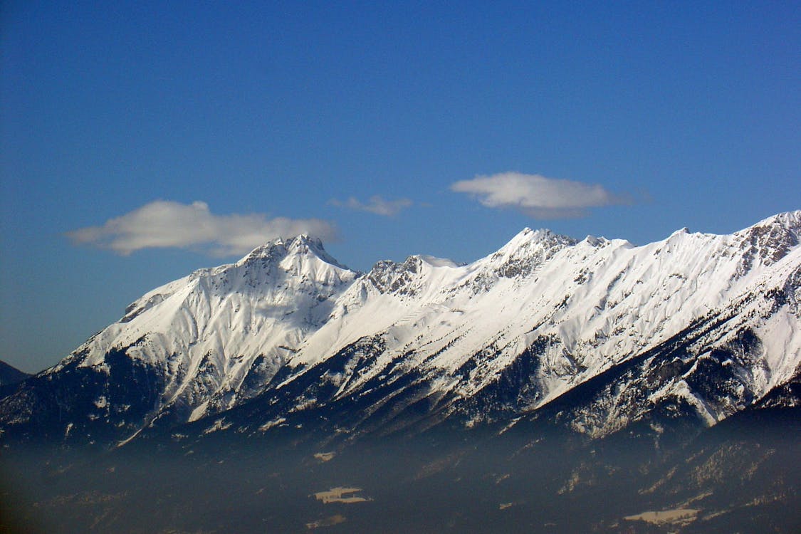 grátis Montanha Coberta De Neve Foto profissional