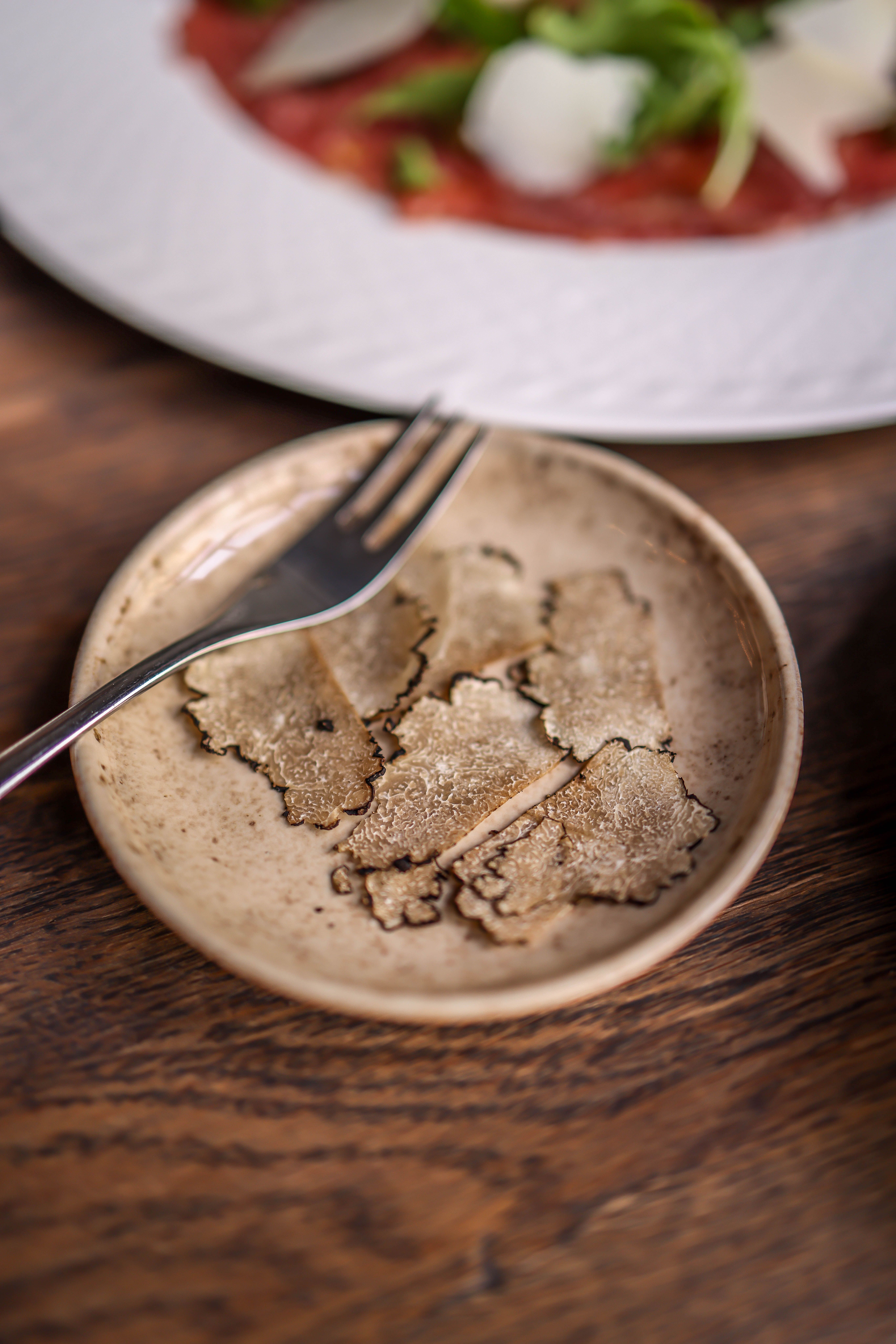 Lamelle di tartufo in un piattino di ceramica