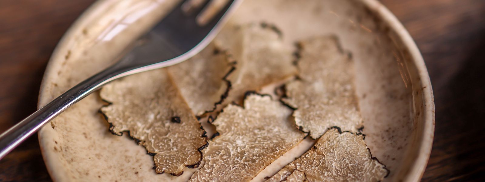 Lamelle di tartufo in un piattino di ceramica