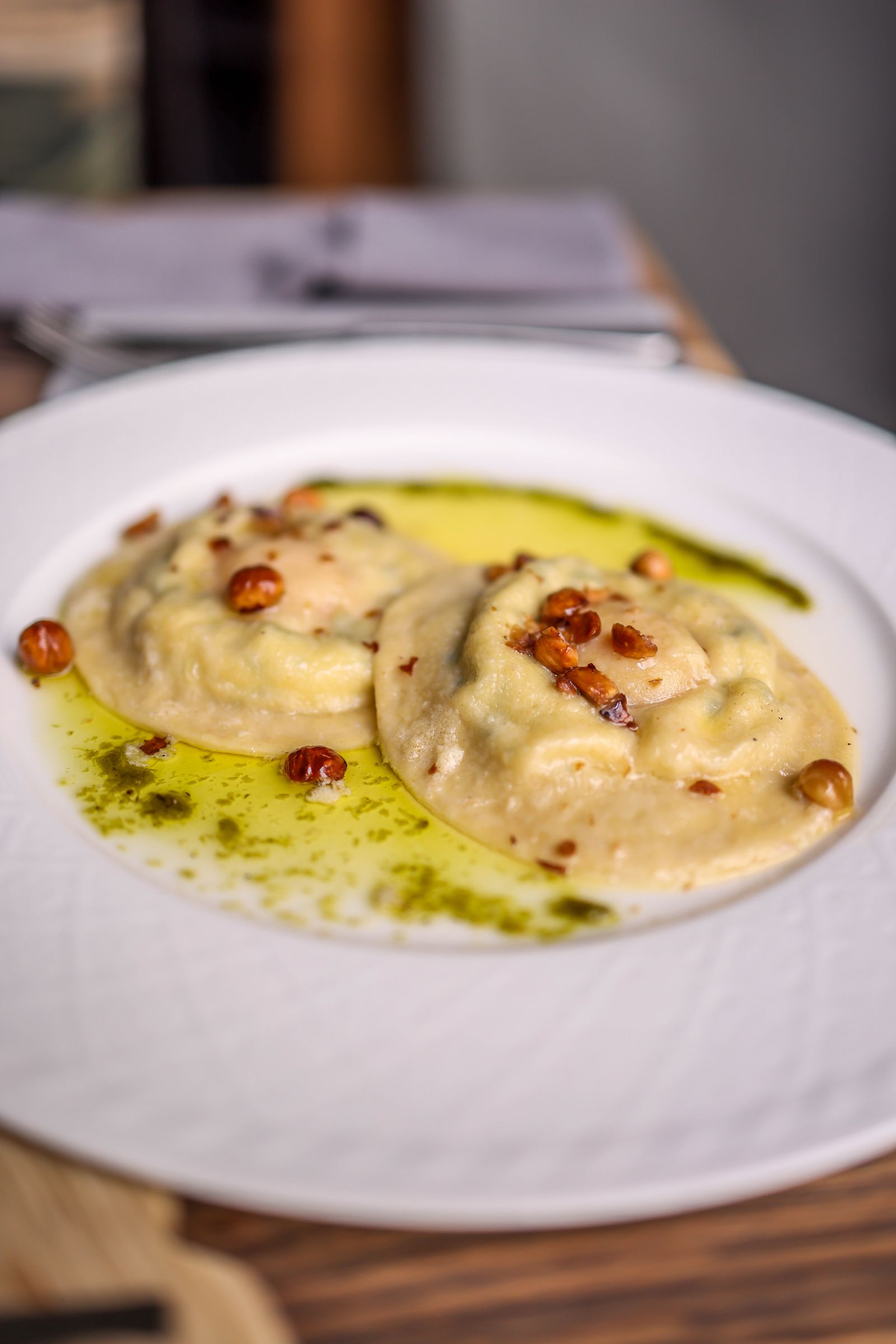 Verse ravioli met olie en krokante topping, verfijnd opgemaakt.