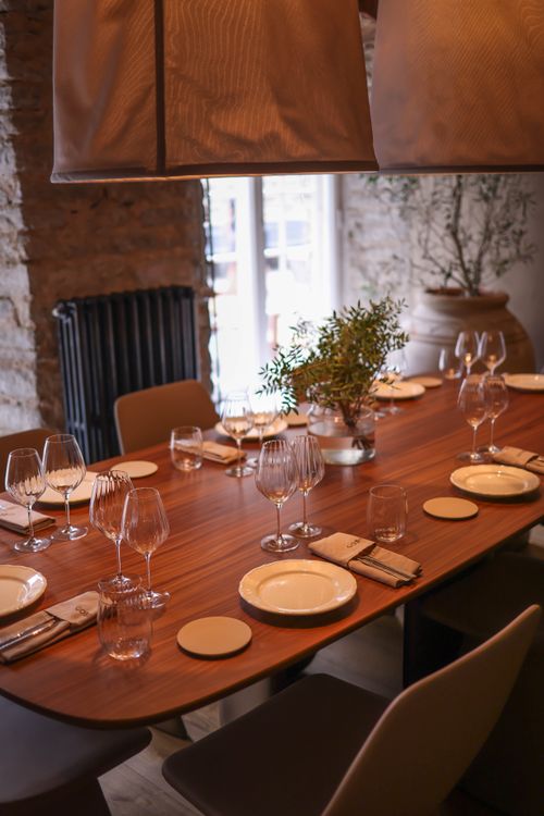 Free A beautifully set dining table in a luxurious modern restaurant with stylish interior decor. Stock Photo