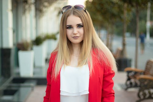 Selectieve Aandachtsfotografie Van Vrouw Die Rood Vest Draagt