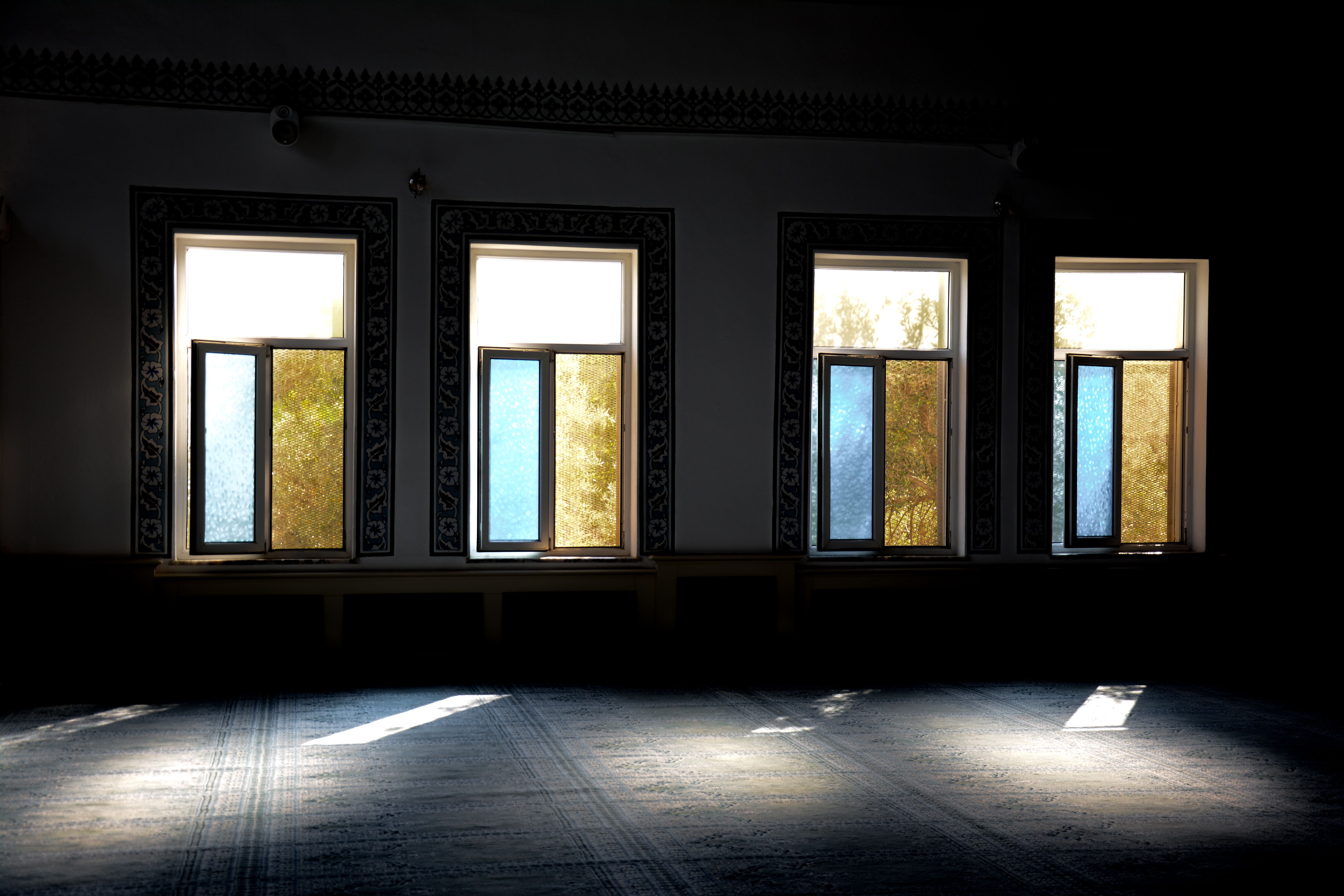 Diagram-style comparison of a dark and a bright exposure of the same room