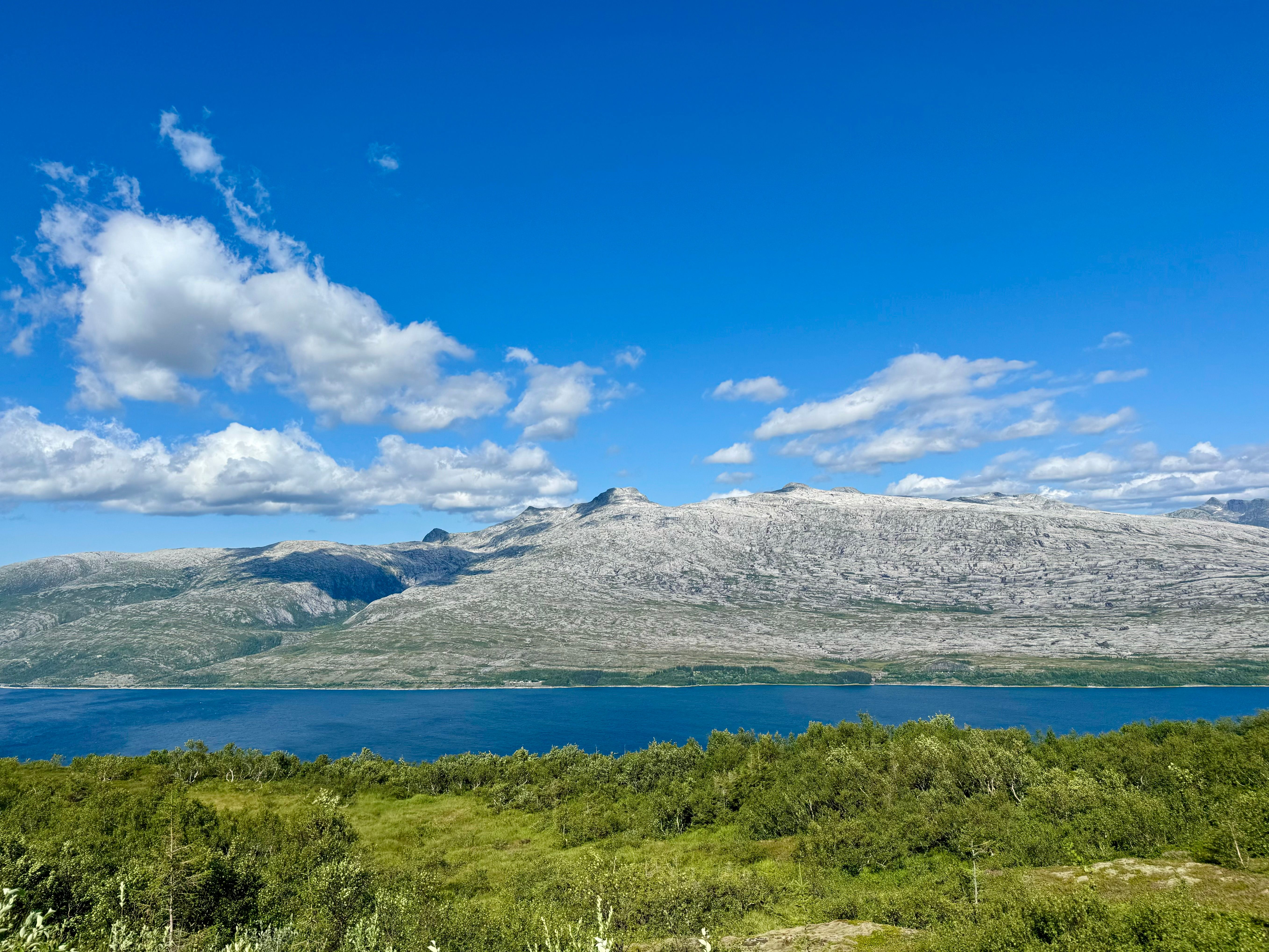 Bjergsø under skyet himmel