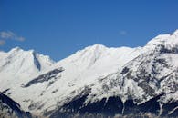 白雪皑皑的高山在蔚蓝天空下，景色令人惊叹