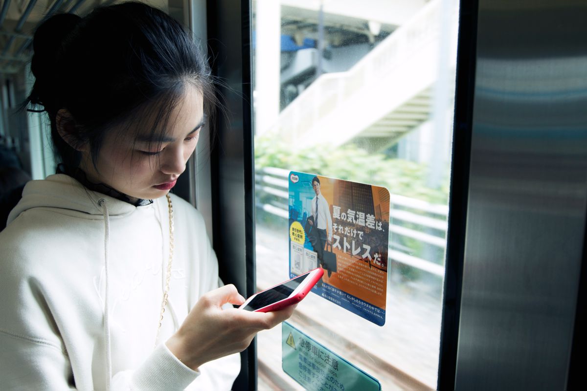 スマートフォンでオンライン手続きをする様子