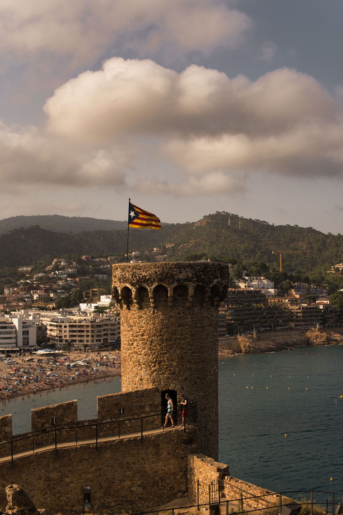 Tossa de Mar - fortăreața Vila Vella deasupra plajei și a mării