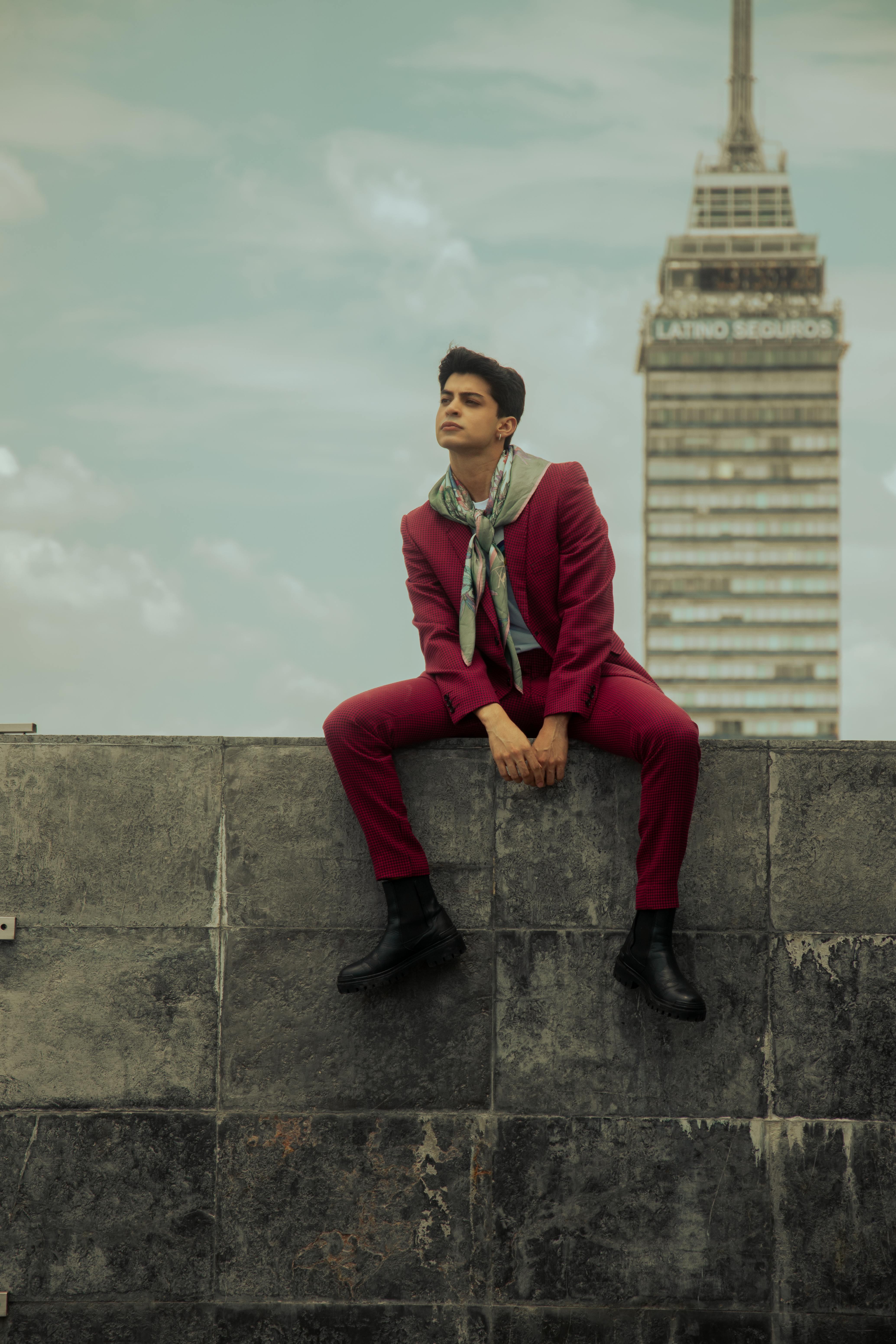 Elegant fashion model poses with Torre Latinoamericana as backdrop, capturing urban style in Mexico City.