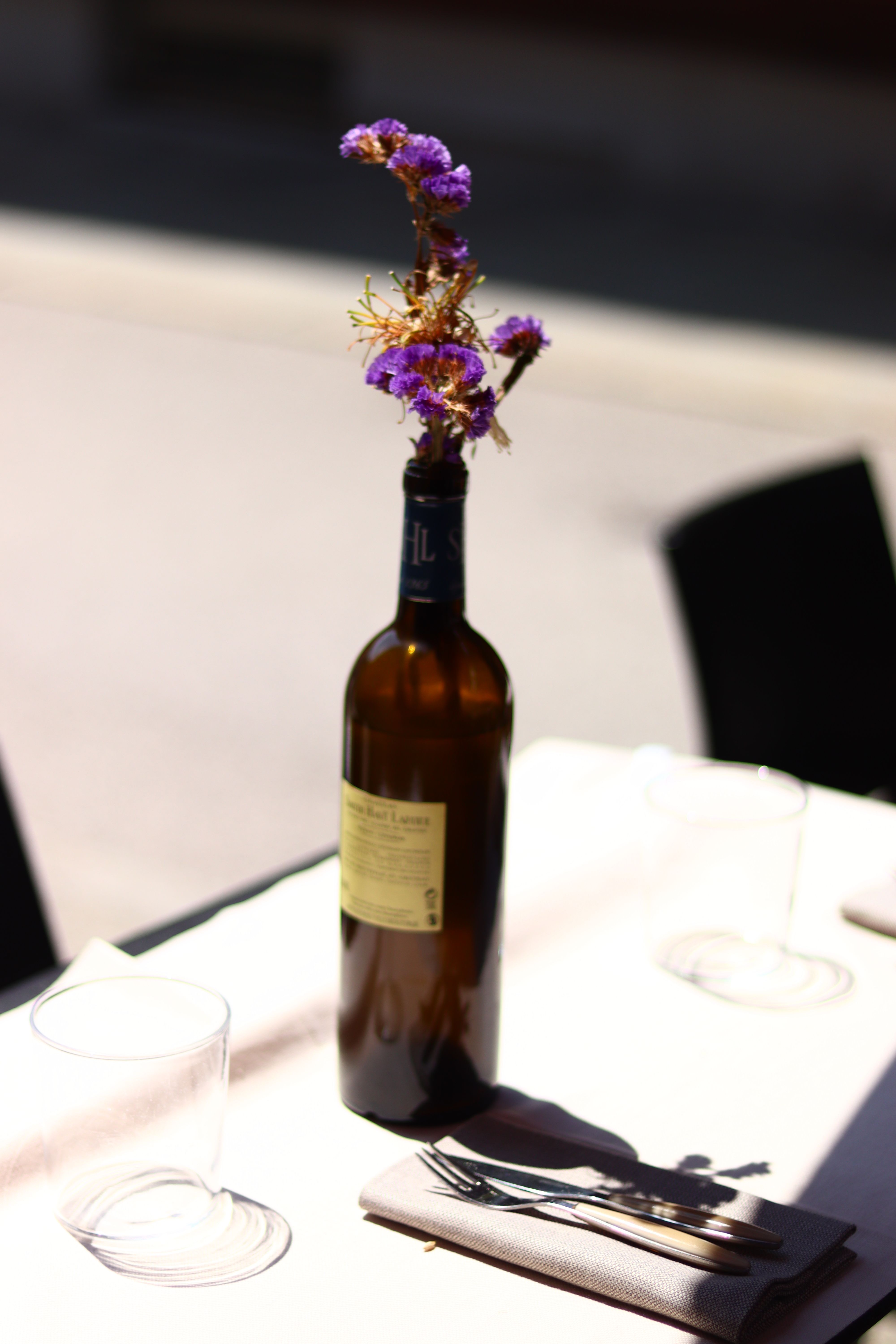 Bouteille de vin sur table extérieure ensoleillée