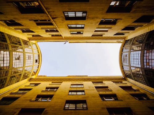 Ingyenes stockfotó ablakok, alacsony szögű felvétel, épület témában Stockfotó