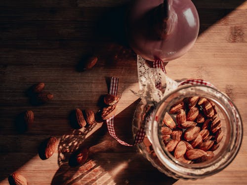 Gratis Kacang Almond Dalam Toples Foto Stok