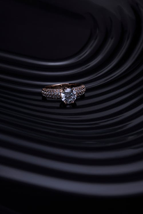 Серебряное кольцо на черной панели