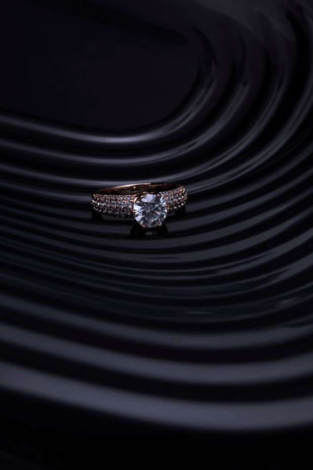 Elegante productfotografie op donkere achtergrond