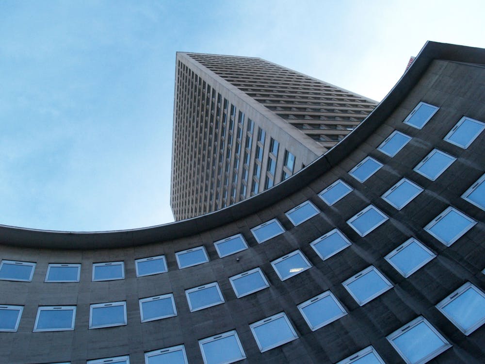 бесплатная Серое бетонное здание под голубым небом Стоковое фото
