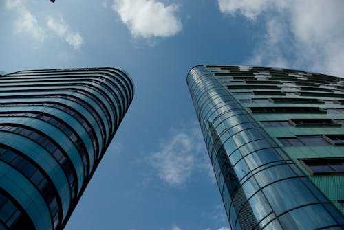 Ücretsiz İki Yüksek Bina Stok Fotoğraflar