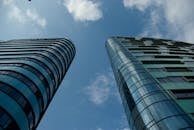 晴朗天空下，城市中现代玻璃摩天大楼的低角度视图