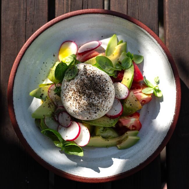 AVOKADO BAHÇE OTLARI SALATA