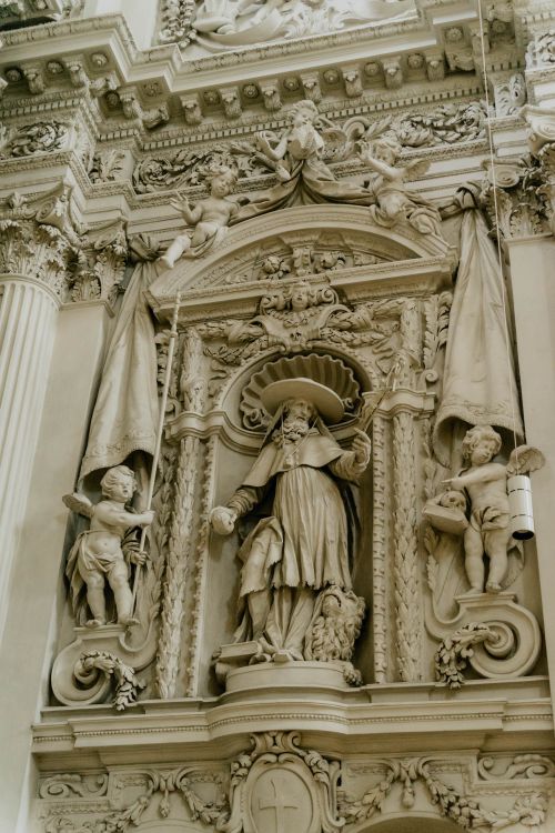 Free Intricately carved Baroque sculpture in a München church, showcasing religious art. Stock Photo