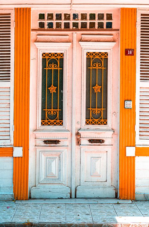 Free A charming vintage wooden doorway with ornate design in Yalova, Türkiye. Stock Photo