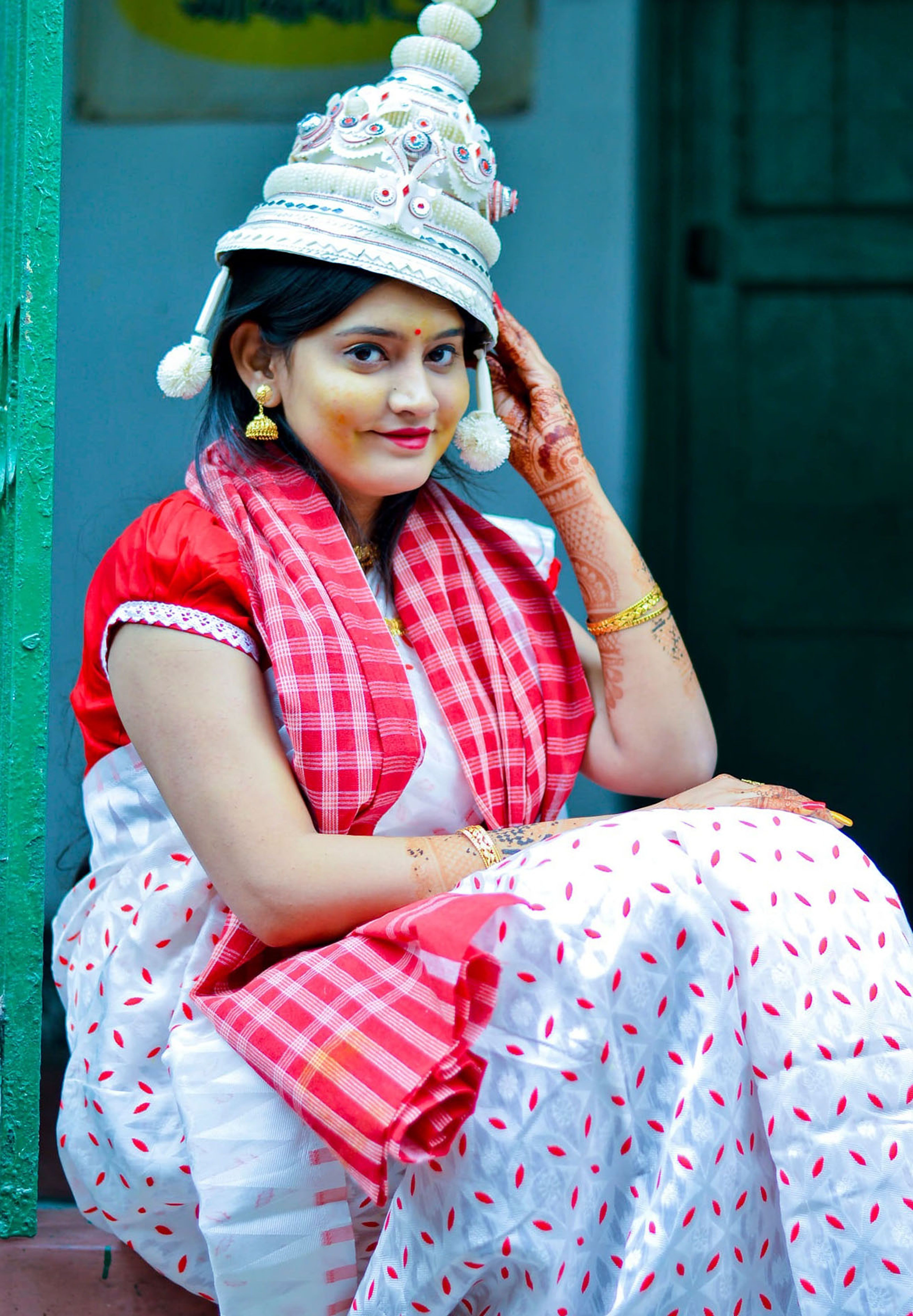 Elegant portrayal of a traditional Bengali bride in vibrant attire, showcasing cultural heritage.