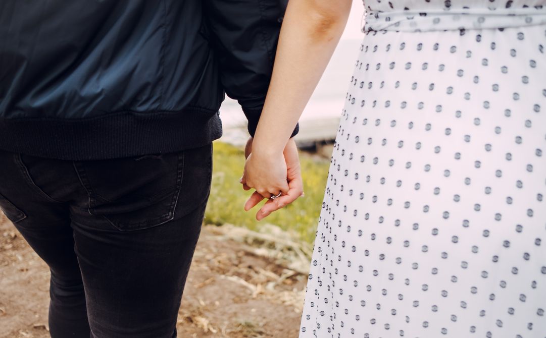 Online dating: starting a conversation on a niche platform