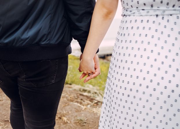 Online dating: starting a conversation on a niche platform