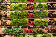 超市货架上，色彩缤纷的新鲜蔬菜排列整齐，非常适合健康饮食的主题