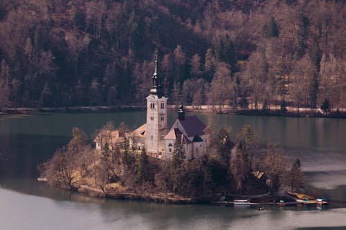 Фотография церкви на острове