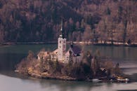 从空中俯瞰，斯洛文尼亚布莱德岛上宁静水域环绕的圣母升天教堂，景色壮丽